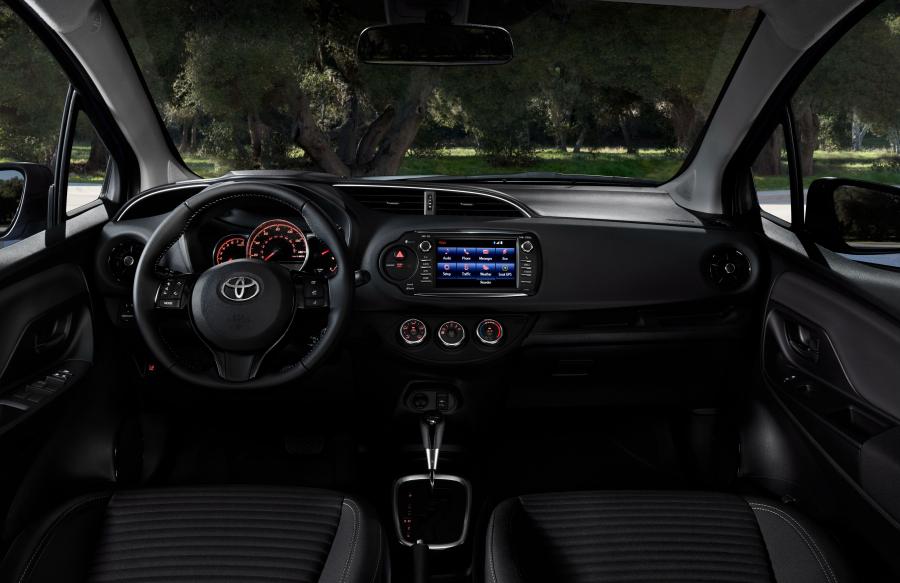 Торпедо Toyota Yaris SE 2017 года  (NA) (фото 28 из 32)